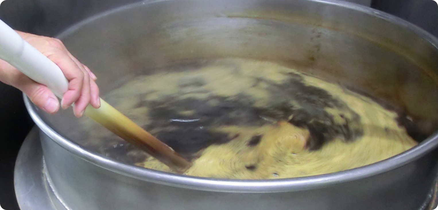 お米を洗う様子