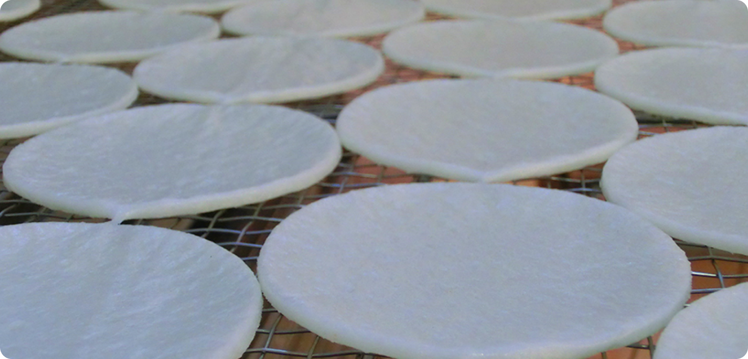 おせんべいが工場で作られる様子